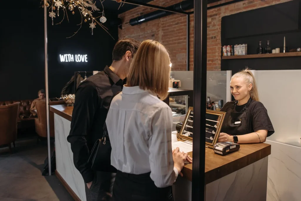 Atendimento rápido ao balcão de um café