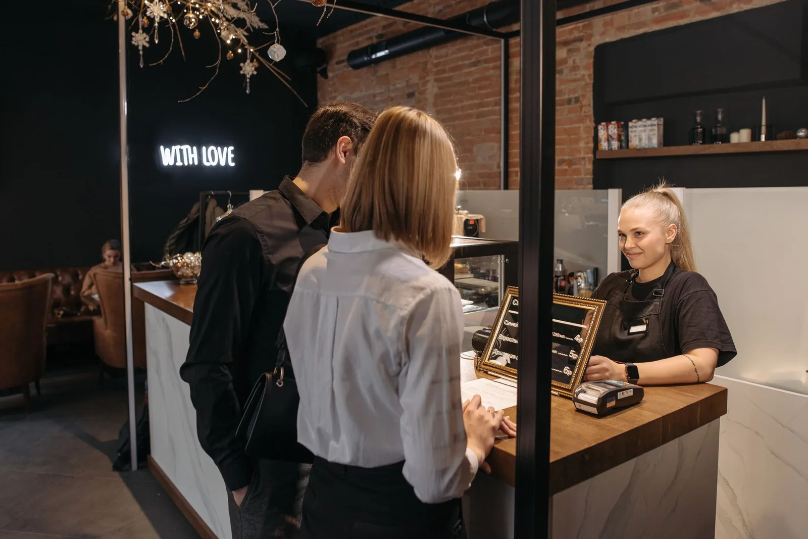 Atendimento rápido ao balcão de um café