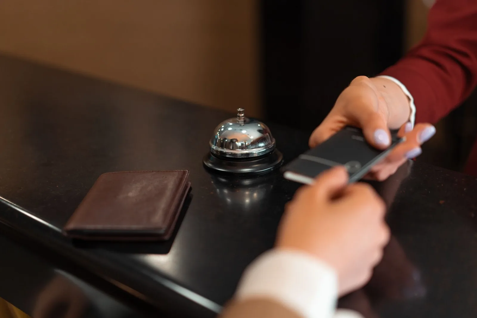 Cartão-chave de quarto entregue no balcão de um hotel