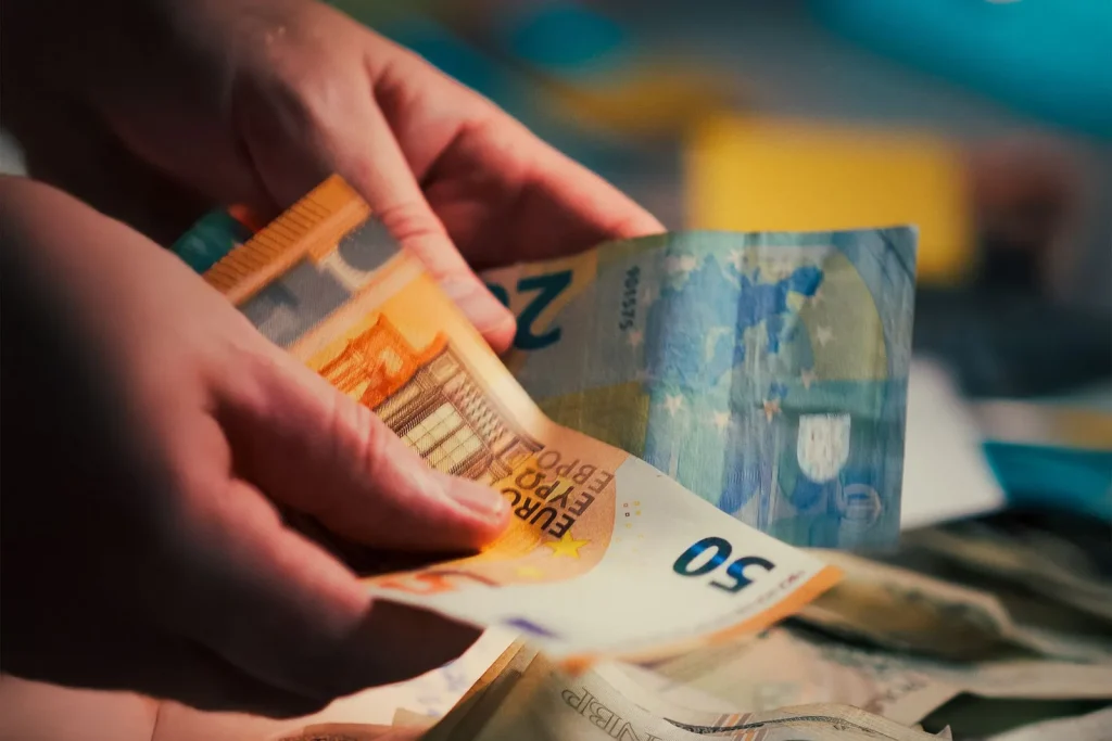 Contagem de notas de euro no fecho de caixa