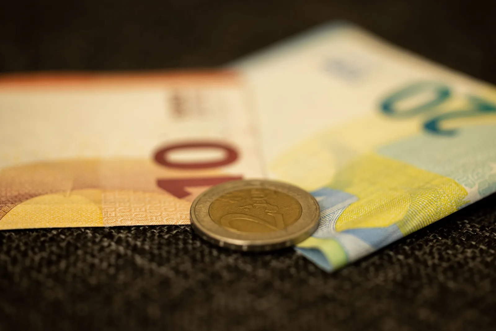 Notas e moedas de euro sobre a mesa