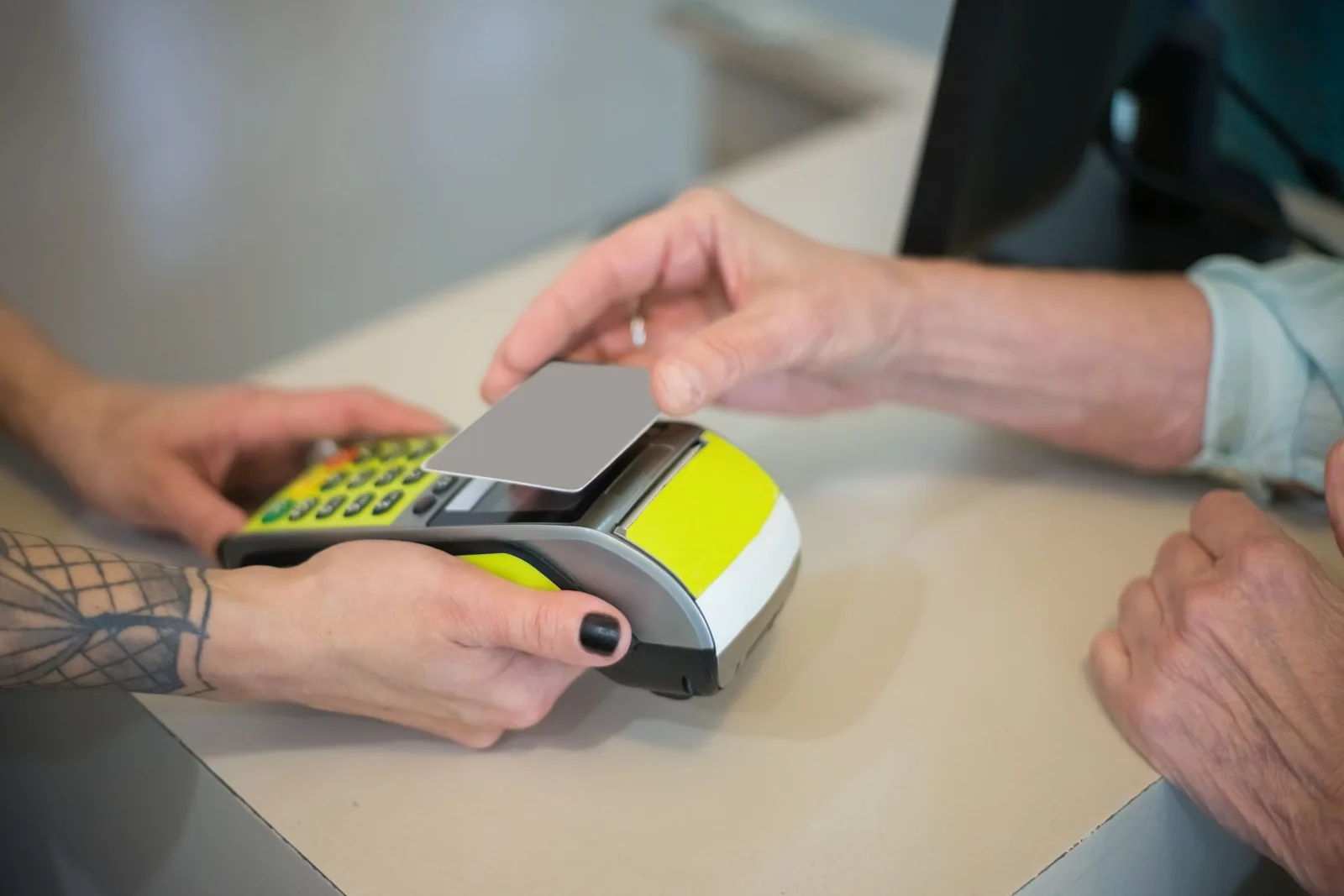 Cartão bancário a ser aproximado de um terminal de pagamento