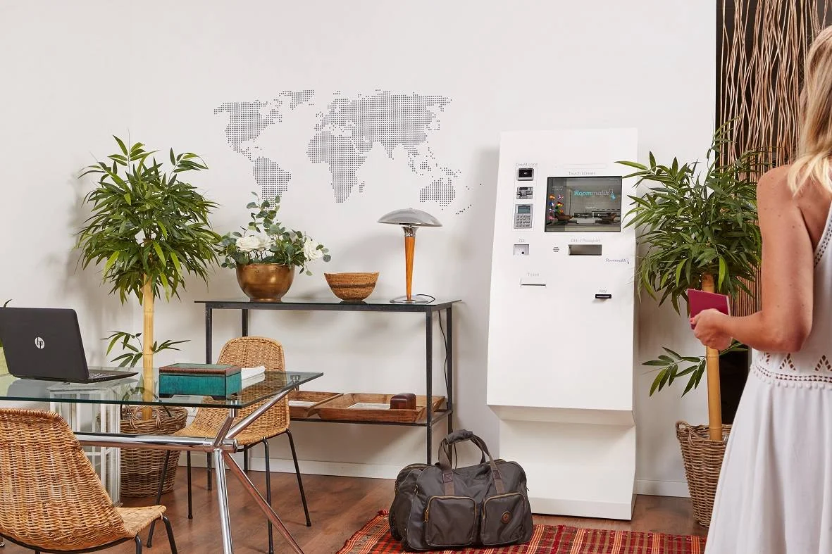Quiosque de check-in Roommatik L-100 instalado num hotel