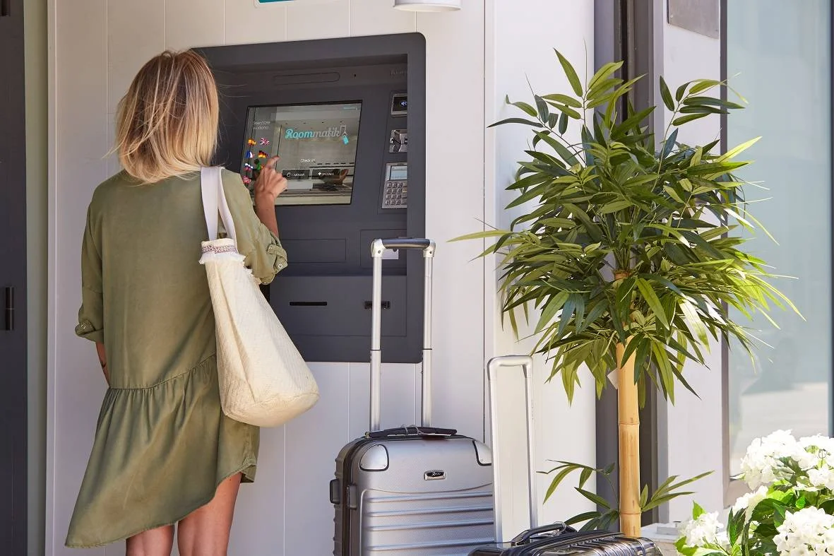 Quiosque de check-in Roommatik M-303 instalado num hotel