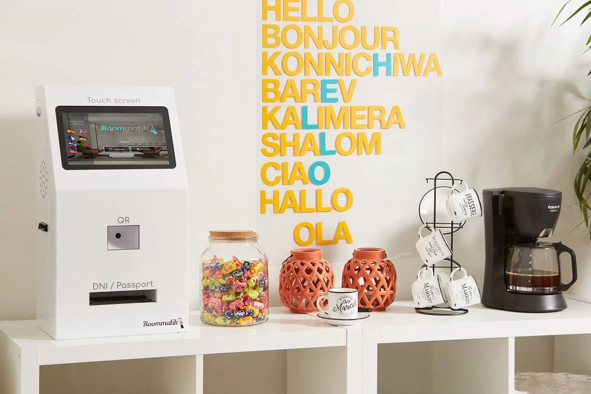 Quiosque de check-in Roommatik S-100 instalado num hotel