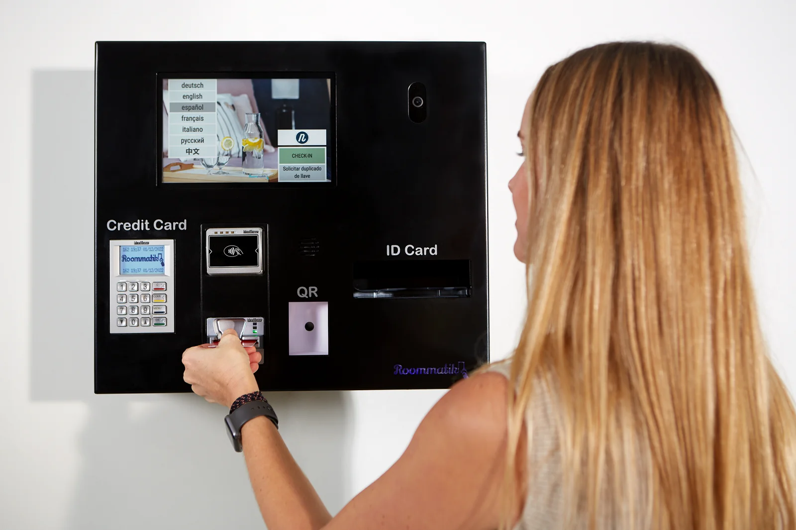 Quiosque de check-in Roommatik S-300 instalado num hotel