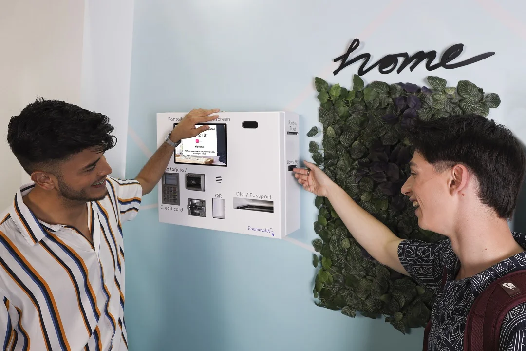 Quiosque de check-in Roommatik S-300 instalado num hotel